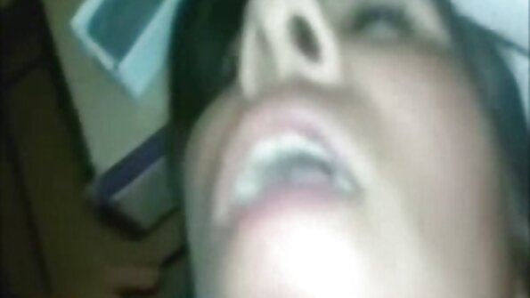 Arisa Nakano membungkuk di atas vagina video dewasa sex merah mudanya yang terbuka lebar.