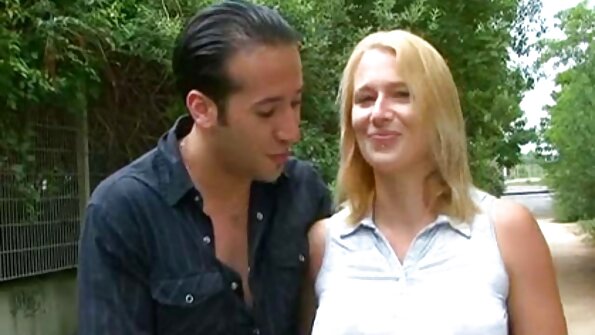 KellyXoXo berpose di sex dewasa video tempat tidur untuk pemotretan